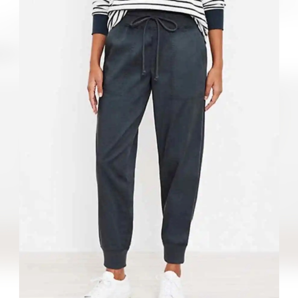 NWOT Lou & Grey Supersoft Sateen Joggers Size L Navy Loft